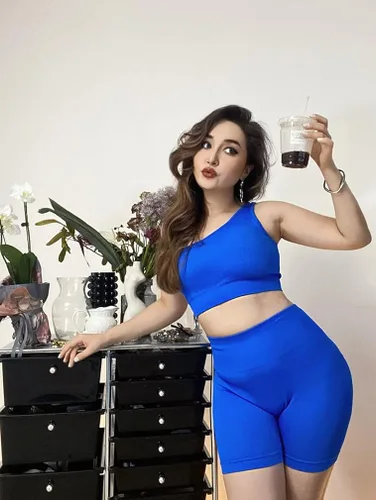 Miniatura 4 de OQQ Conjuntos de entrenamiento para mujer, 2 piezas, acanalados, con un hombro, cintura alta, pantalones cortos con brasier deportivo, conjunto