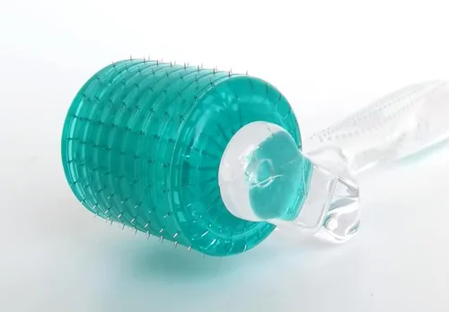 Miniatura 7 de Derma Roller - 192 agujas de titanio de 0.012 in - Rodillo de microagujas cosmética herramienta de microdermoabrasión para cara - Incluye estuche