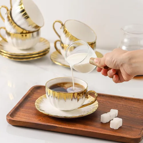 Miniatura 7 de LETAOTAO Juego de 4 tazas y platillos de expreso, tazas de café apilables de cerámica de 3 onzas con borde dorado, mini tazas Demitasse, juego