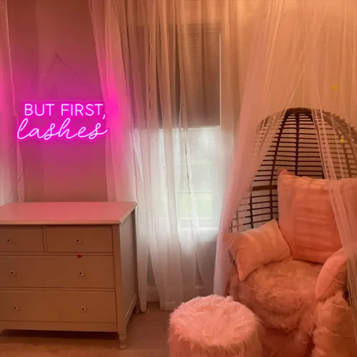Miniatura 4 de Letrero luminoso de neón con texto en inglés «But First Lashes
