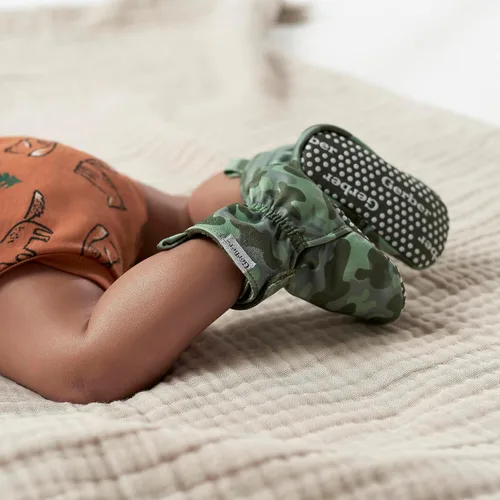 Miniatura 2 de Gerber Botines unisex con forro polar para bebé, antideslizantes, suaves, Camo Verde