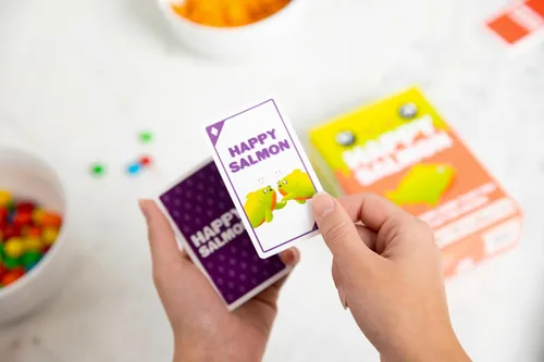 Miniatura 7 de Exploding Kittens - Juego Happy Salmon, juego de cartas divertidas para adultos, adolescentes y niños