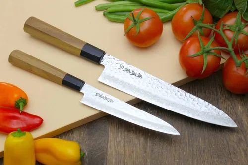 Miniatura 2 de Yoshihiro Juego de cuchillos de chef Gyuto de Damasco martillado de 46 capas y cuchillo utilitario (Gyuto 8.25 pulgadas (8.268 in) y pequeño 6 Mango
