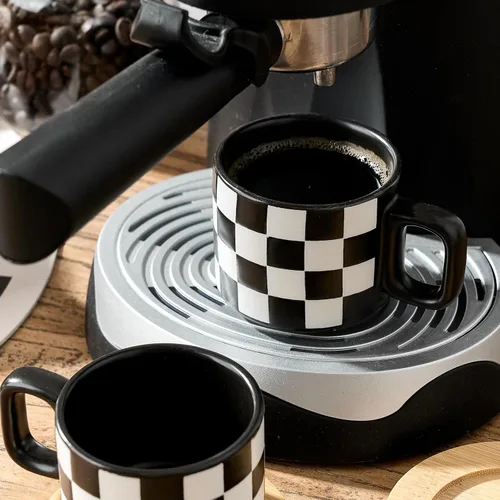 Miniatura 6 de LUKA Tazas de Porcelana Apilables a Cuadros Blancos y Negros para Espresso con Platillos y Soporte de Metal, Juego de Tazas Pequeñas de Cerámica