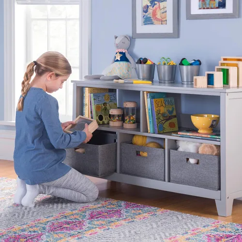 Martha Stewart Estantería baja para niños (gris) - Organizador de almacenamiento de madera de 24 pulgadas con cubos de tela para sala de juegos y