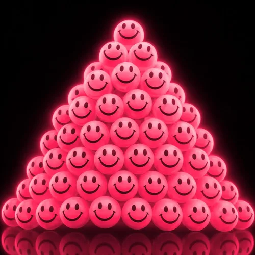 ArtCreativity 36 bolas de rebote de cara sonriente rosa que brillan en la oscuridad, paquete a granel de 36 a 1 pulgada de alto rebote para niños,