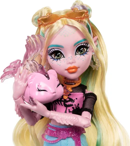 Miniatura 3 de Monster High Muñeca Lagoona Blue en camiseta de malla y pantalones cargo, incluye pez mascota Neptuna y accesorios como una mochila, un refrigerio