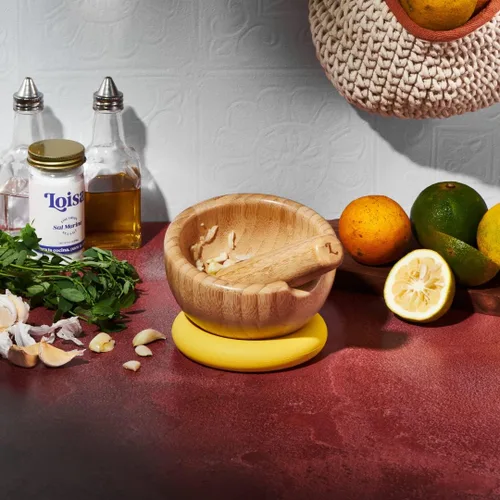 Miniatura 2 de Loisa Mortero y mortero de bambú con base de silicona Cuenco de mortero de 5.25 pulgadas Utensilios de cocina latina premium Amarillo