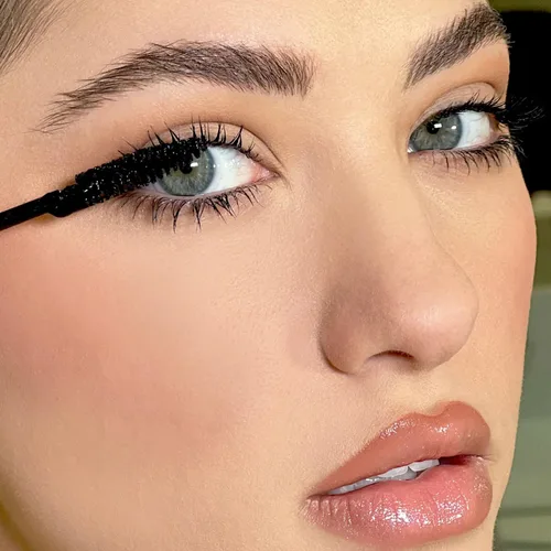 Miniatura 5 de Kevyn Aucoin The Curling Mascara, Black: cepillo de volumen clásico. Tecnología de tubos. Uso todo el día. Libre de grumos y escamas. Maquillador