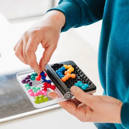 Miniatura 7 de SmartGames IQ Six Pro Juego de Viaje para Niños y Adultos, un Juego Cerebral de Desarrollo de Habilidades - Rompecabezas Mental para Edades de 8