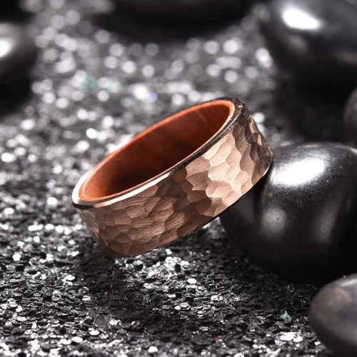 Miniatura 3 de King Will Anillo de carburo de tungsteno negro oro rosa plata oro de 0.315in con agujero interior incrustado de madera martillada, textura plana