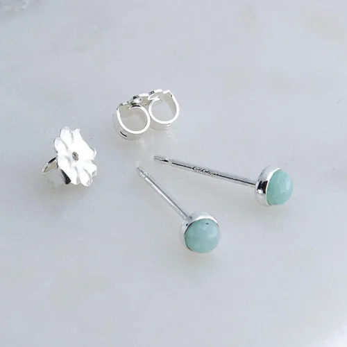 Miniatura 54 de Aretes pequeños de plata de ley para cartílago, tragus, hélix, múltiples piercings hipoalergénicos, piedra natal para mujer, juego de bisel