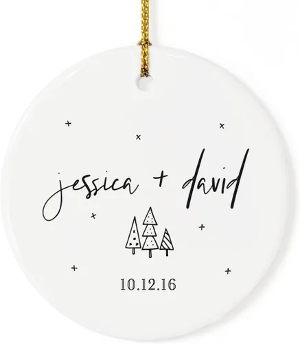 Miniatura 2 de The Cotton & Canvas Co. Adorno personalizado de cerámica de cerámica para bodas con nombres y fecha, con cinta y caja de regalo de cortesía