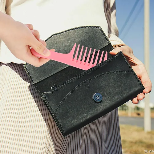 Miniatura 5 de Mini peines desenredantes de dientes anchos y tamaño de viaje, 2 peines de plástico portátiles para peinar cabello rizado, largo y húmedo Rosa