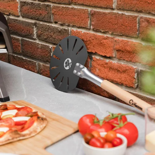 Miniatura 6 de Chef Pomodoro Pala giratoria de aluminio para pizza con mango de madera para un fácil almacenamiento, espátula perforada para pizza, paleta gourmet