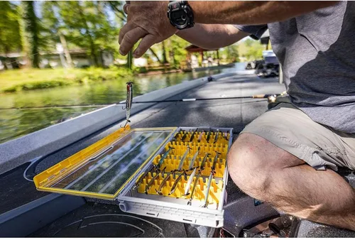 Miniatura 4 de Plano Edge 3700 Caja Vertical de Almacenamiento de Señuelos y Cebo Espía, Gris y Amarillo, Con Capacidad para Hasta 52 Señuelos Verticales