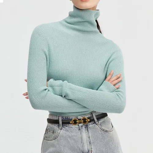 Miniatura 366 de Cinturón de cuero clásico con hebilla de metal para mujer con vestido de jeans
