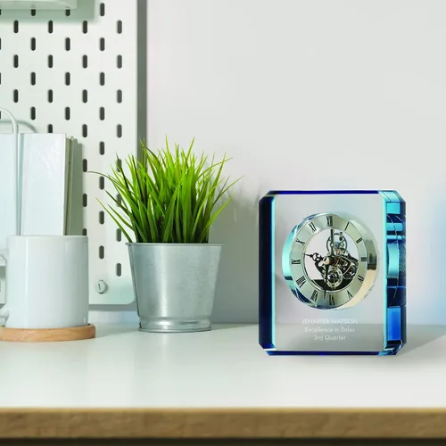 Miniatura 4 de Baudville Trofeo de reloj grabado, cristal transparente con acento azul, pieza de tiempo de inserción de plata, tres líneas personalizadas
