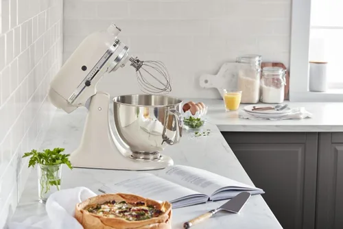 Miniatura 5 de KitchenAid Artisan Series Mezclador de pie con cabeza basculante de 5 cuartos de galón y protector para verter KSM150PS, licuado Milkshake