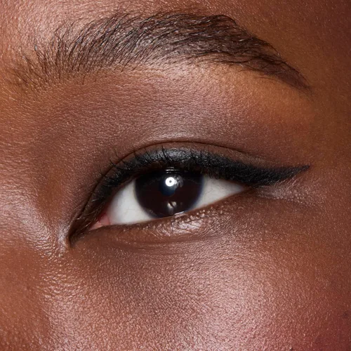 Miniatura 6 de e.l.f. Delineador de ojos retráctil No Budge, cremoso, ultra pigmentado e impermeable, crea líneas atrevidas y definidas, vegano y libre de Negro