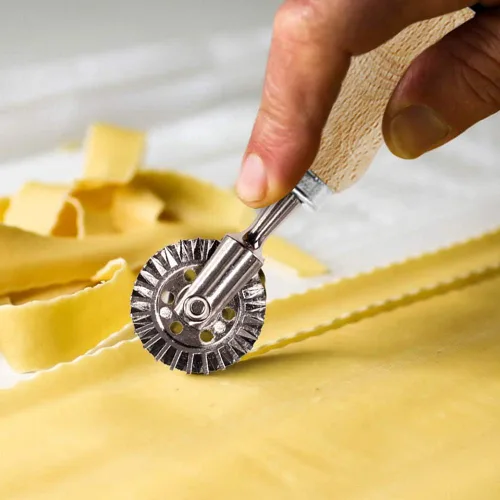 Miniatura 4 de Cortador de sellos de ravioles con juego de ruedas de rodillo, molde con mango de madera y borde estriado, accesorio de cocina para prensa de pasta