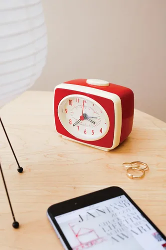 Miniatura 7 de Kikkerland Pequeño reloj despertador analógico retro clásico estilo vintage, movimiento de cuarzo, agujas que brillan en la oscuridad