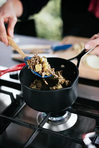Miniatura 7 de Le Creuset Cacerola antiadherente endurecida Pro Open con boquillas de doble vertido, 1.7 cuartos de galón.