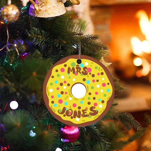 Miniatura 3 de Adorno de Navidad de cerámica impreso de dos caras con nombre en donas, novedoso para familiares, amigos, niños, divertidos colgantes de recuerdo