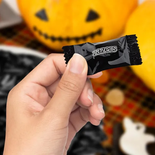 Miniatura 7 de Black Foils - Caramelos dulces y ácidos, bolsa de 1 libra de caramelos kosher con temática de color negro envueltos individualmente con sabor a