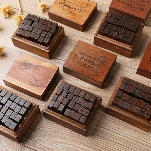 Miniatura 7 de DIYOMR Sellos de letras vintage, sellos de goma de madera, juego de 26 sellos del alfabeto con caja de madera vintage roja antigua para hacer