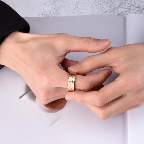 Miniatura 5 de King Will Anillo de carburo de tungsteno negro oro rosa plata oro de 0.315in con agujero interior incrustado de madera martillada, textura plana