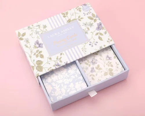 Miniatura 5 de Laura Ashley Heirloom Cottage Cartas de Juego – Juego de 2 Barajas de Cartas Estándar en Elegante Caja de Almacenamiento – Cartas de Póquer y Bridge