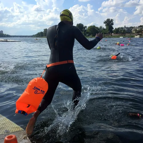 Miniatura 5 de New Wave Swim Buoy para nadadores y triatletas en aguas abiertas - Flotador ligero y visible para entrenamiento y carreras seguras - Nylon TPU