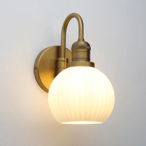Yosoan Aplique de pared de baño vintage dorado de latón envejecido con pantalla a rayas, 1 luz clásica para tocador de interior con cableado,