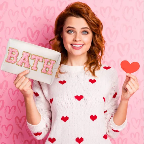 Miniatura 5 de Y1tvei Preppy Patch BATH Letter - Neceser de cuero PU para cosméticos, bolsa de maquillaje portátil cosida con parches de letras universitarias