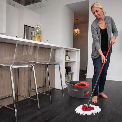 Miniatura 6 de O-Cedar EasyWring - Sistema de limpieza de suelos con balde y fregona giratoria de microfibra + 2 recambios adicionales, rojo/gris