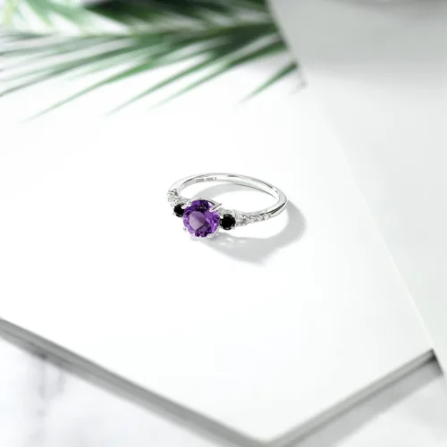 Miniatura 4 de Gem Stone King Anillo de compromiso de oro blanco de 10 quilates con diamantes negros y diamantes blancos con detalle de 3 piedras para mujer