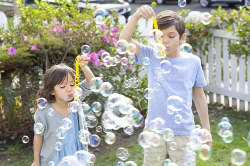 Miniatura 6 de Gazillion Solución gigante de burbujas 33.8 fl oz (1 L): crea enormes burbujas extra elásticas, seguras y no tóxicas, incluye varita de burbujas 7