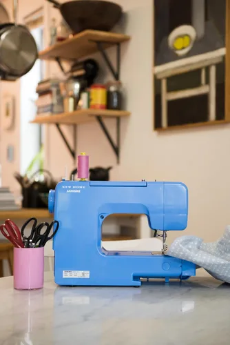 Miniatura 10 de Janome Blue Couture - Máquina de coser fácil de usar con estructura metálica interior, diagrama de bobina, videos tutoriales, ¡hecha pensando