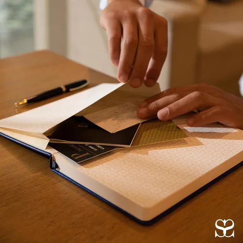 Miniatura 2 de SETTINI Cuaderno de diario para escribir, cuaderno de tapa dura de cuero vegano – Bucle para bolígrafo, bolsillos traseros y diseño plano, 120 GSM