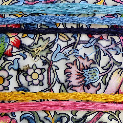 Miniatura 2 de Kit de bordado floral para adultos y principiantes - Lodden. Claveles de William Morris de 16 × 16 pulgadas con diseño impreso claro y preciso