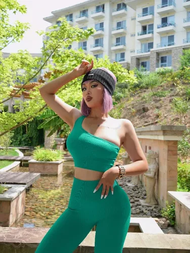 Miniatura 4 de OQQ Conjunto deportivo de 4 piezas para mujer acanalado con cuello redondo con un hombro pantalones cortos de cintura alta leggings