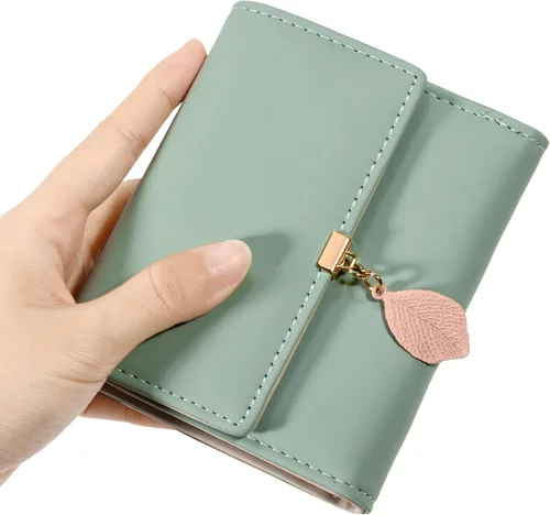 Miniatura 47 de UTO - Cartera pequeña RFID de piel sintética con dije de hoja, cierre de cremallera y tarjetero.