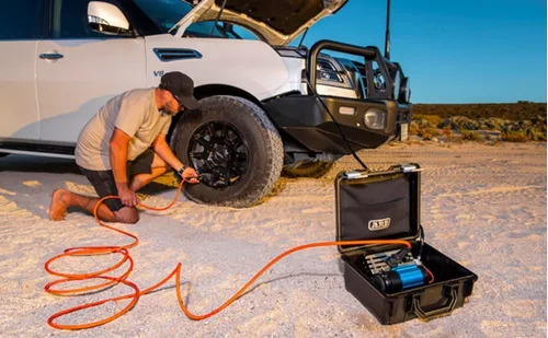Miniatura 2 de ARB COMPRESOR DE AIRE PORTÁTIL CKMP12V2 DE ALTA SALIDA Y RENDIMIENTO EN UNA CAJA RESISTENTE CON FUNCIONES MEJORADAS