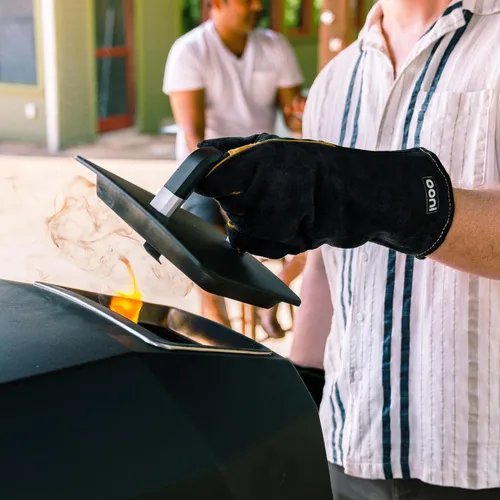 Miniatura 4 de Guantes para parrilla Ooni - Resistente al calor y al fuego, guantes protectores a prueba de calor perfectos para cocinar al aire libre, parrilla
