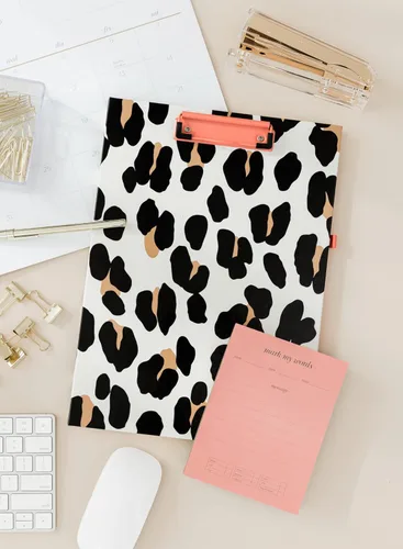 Miniatura 5 de Kate Spade New York - Portapapeles de tapa dura con estampado de leopardo A4 con clip de bajo perfil, padfolio profesional incluye bloc de notas