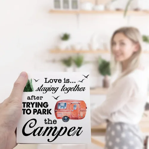 Miniatura 6 de Cartel divertido de camping – Cartel de madera con texto en inglés «Love Is Staying Together After Trying to Park the Camper», decoración