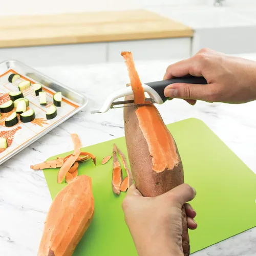 Miniatura 3 de Tovolo Pelador de patatas para preparación de alimentos de cocina, cinta giratoria ancha, pelador de verduras, hoja giratoria de acero inoxidable