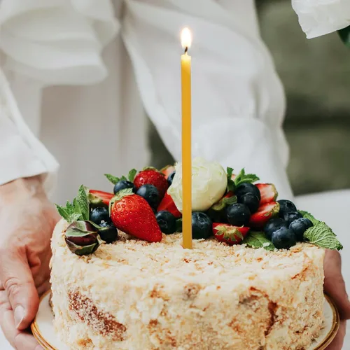 Miniatura 4 de DEYBBY Velas de cumpleaños de cera de abejas, paquete de 40 velas delgadas de cera de abeja de 7.3 pulgadas, velas sin goteo y sin humo