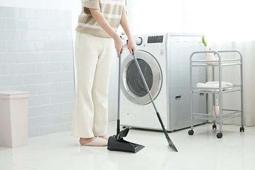 Miniatura 6 de Juego de escoba y recogedor Broombi - Escoba y escobilla de silicona para todas las superficies para limpieza interior - Barre vidrio, polvo, Negro